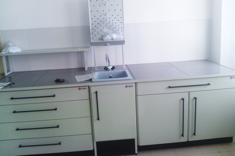 Лабораторный стол тумба ПроСт-43ДК в Екатеринбурге с мойкой и раковиной заказать